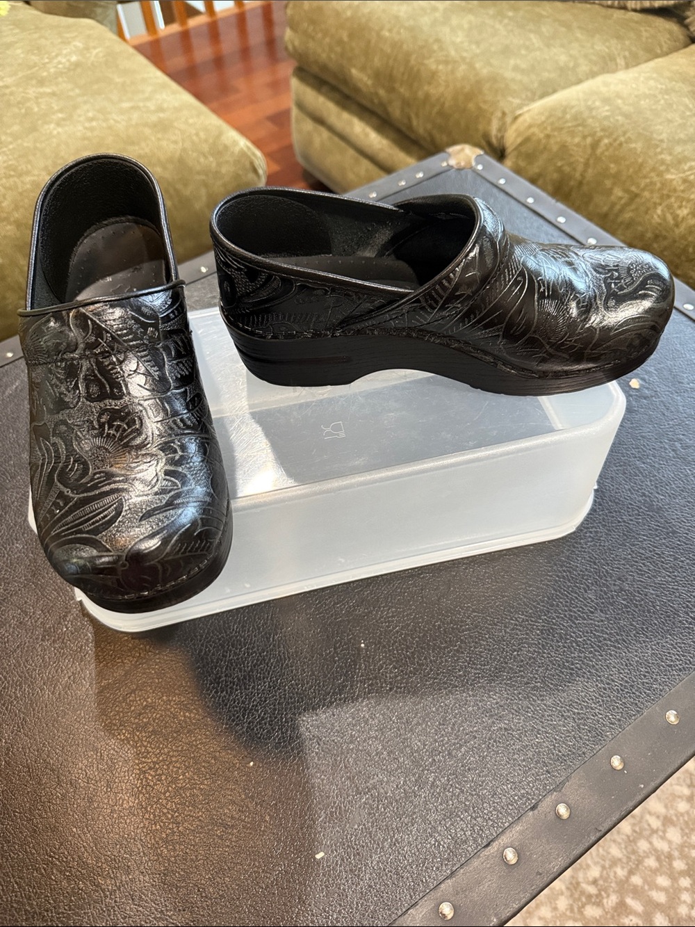 Dansko Black Embossed Floral Tooled Leather Clogs 39 - Picture 3 of 11